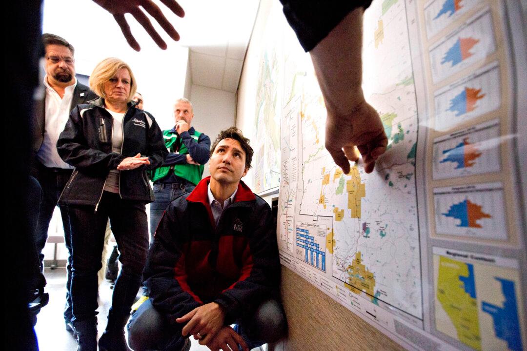 Trudeau Praises Firefighters Efforts to Save Oil Sands City