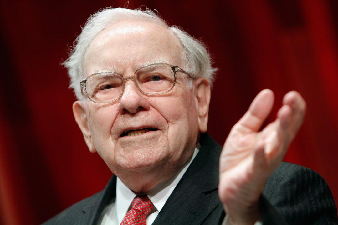 Warren Buffett Looking Into Yahoo Acquisition, While Berkshire Hathaway Buys 9.8 Million Apple Shares