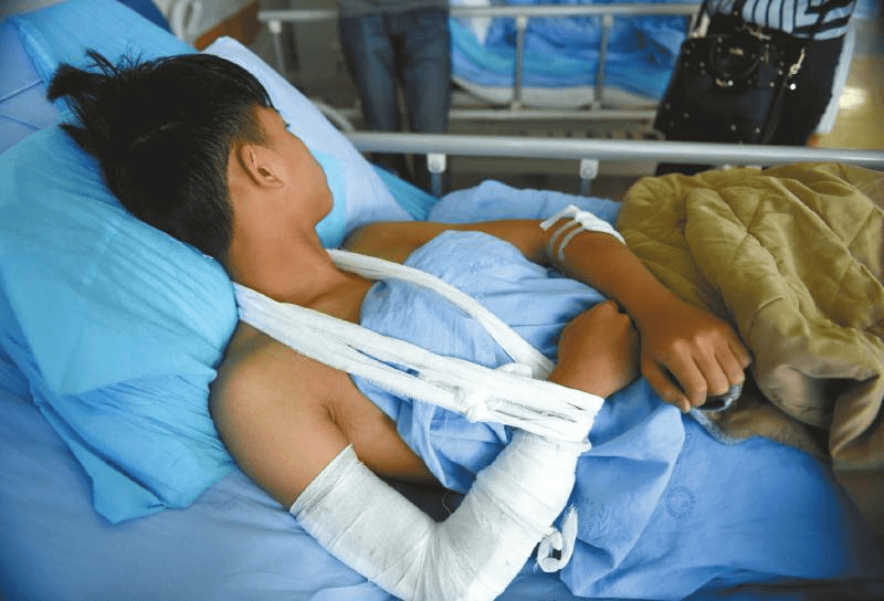 Young Chinese Man Demands Compensation for Bad Supermarket Product, Then Is Mysteriously Attacked by Thugs