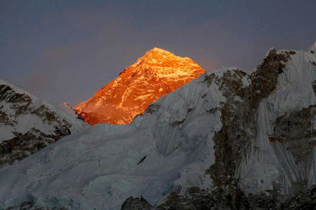 Dutch Man, Australian Woman Die on Descent From Mount Everest Summit