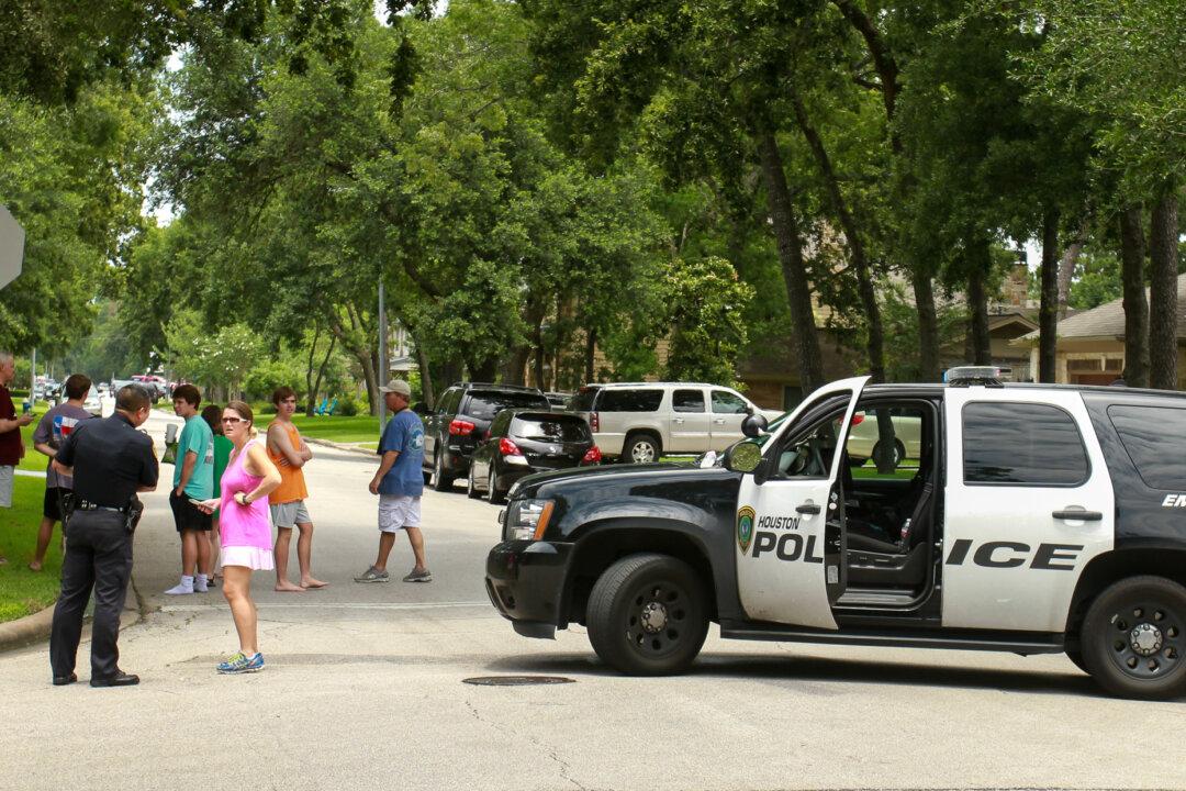 Gunman Among at Least 2 Dead in Houston Shooting