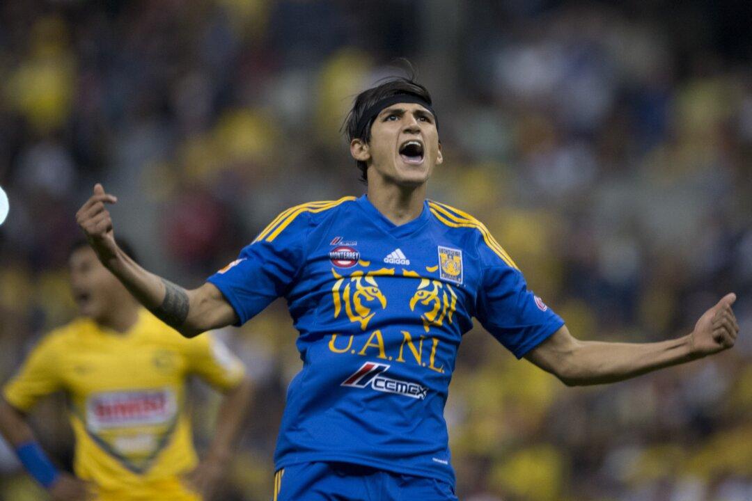 Soccer Player Alan Pulido Fights Off Kidnapper, Takes His Gun and Phone, Calls Police