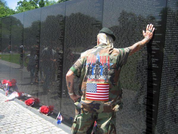 Elton Ensor, veteran of World War II, Korea, and Vietnam, at the Vietnam Veterans Memorial in Washington in 2008. (YASMEEN GHOLMIEH/AFP/Getty Images)