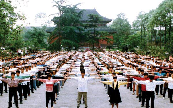 Falun Gong practitioners exercise in Chengdu, China's Sichuan Province before the persecution began in 1999. (Courtesy of en.minghui.org)