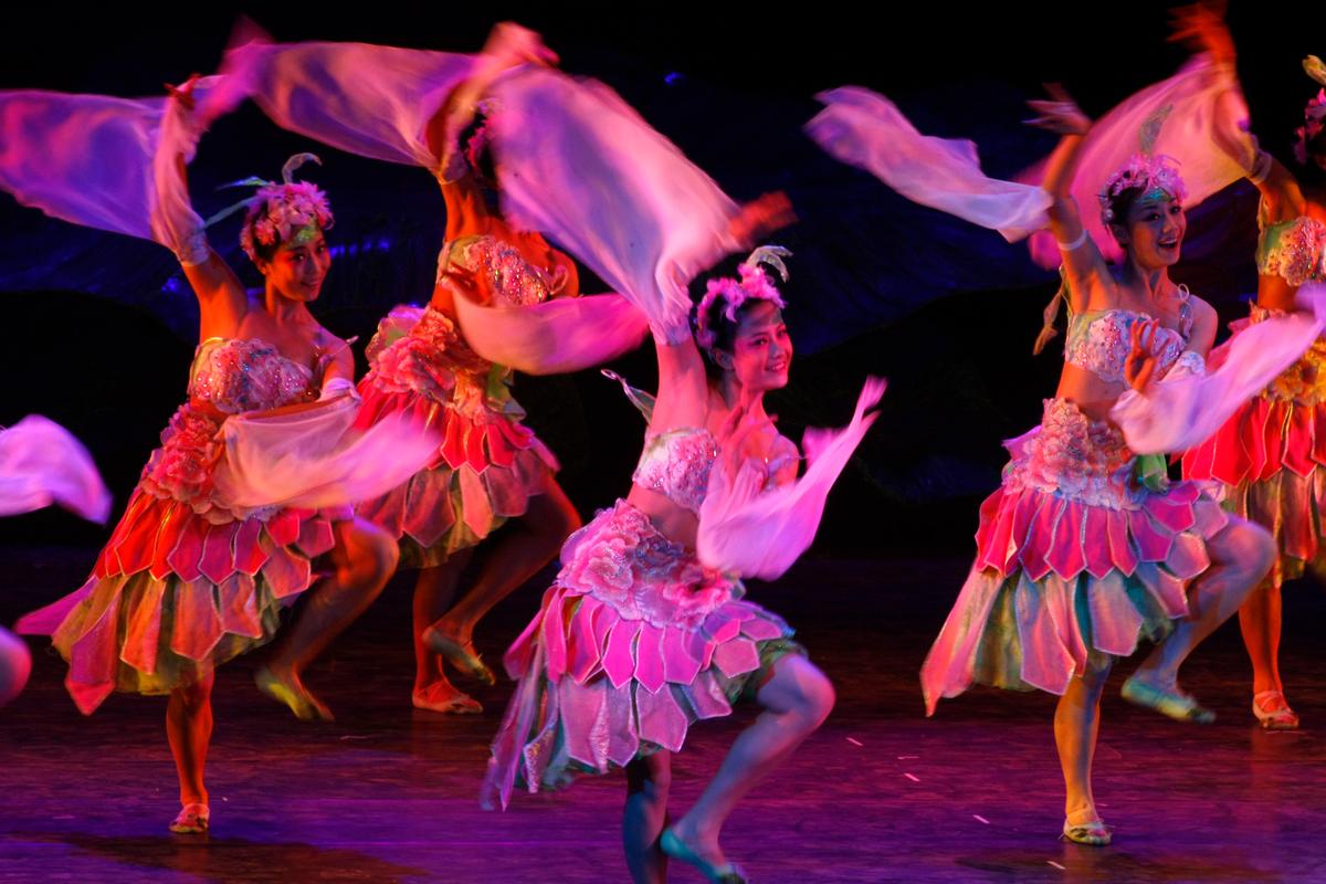 Scores of Military Dancers Abused by Former Chinese Leader and His Party Elite, Says Insider