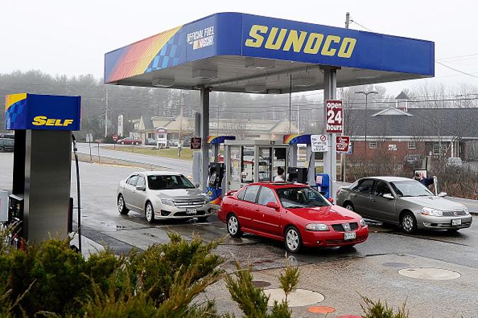 Video: Florida Gas Station Clerk Puts Would-Be Robber in a Chokehold