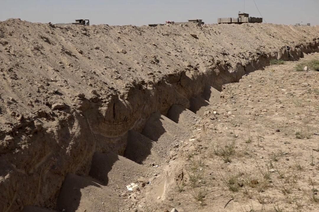 Iraq Digs Security Trench Around Fallujah