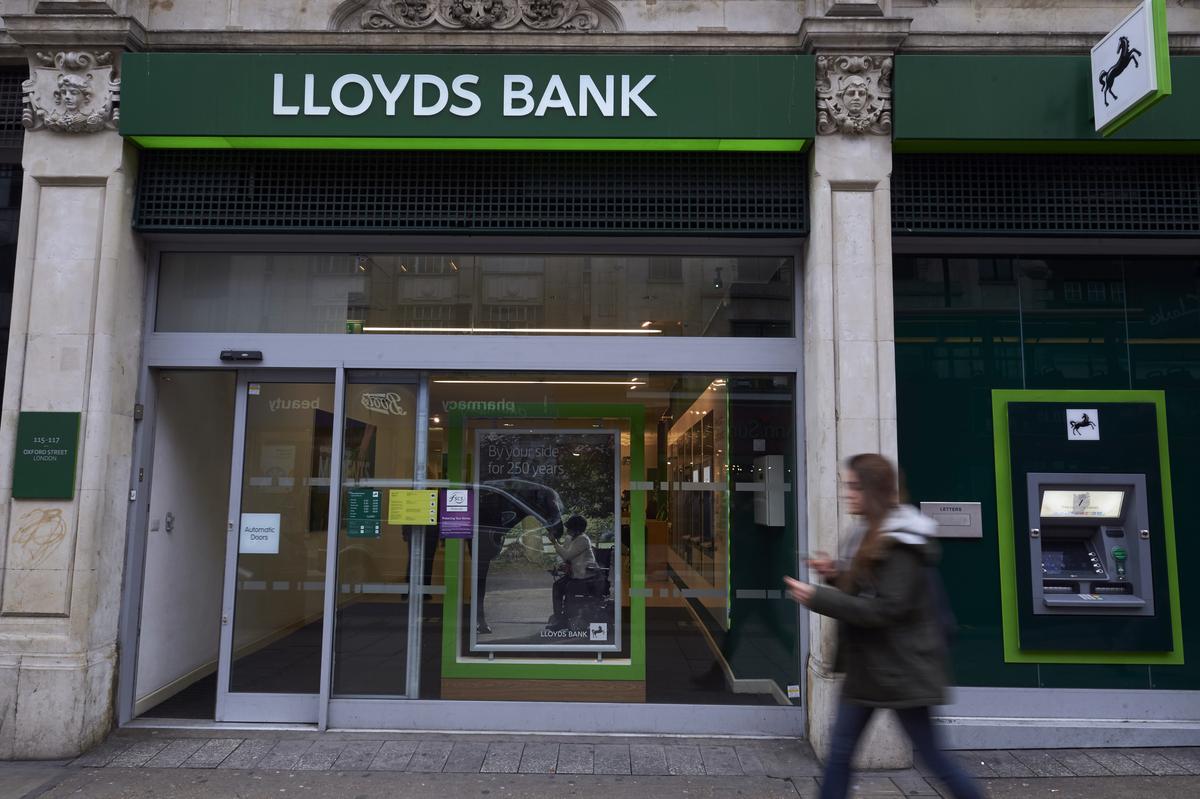 Lloyds Cuts 3,000 Jobs as Brexit Fears Take Shape