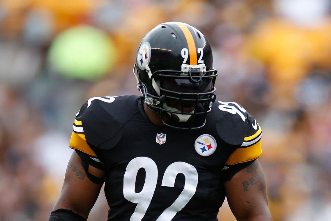 James Harrison Stands Alone Behind Patriots During National Anthem