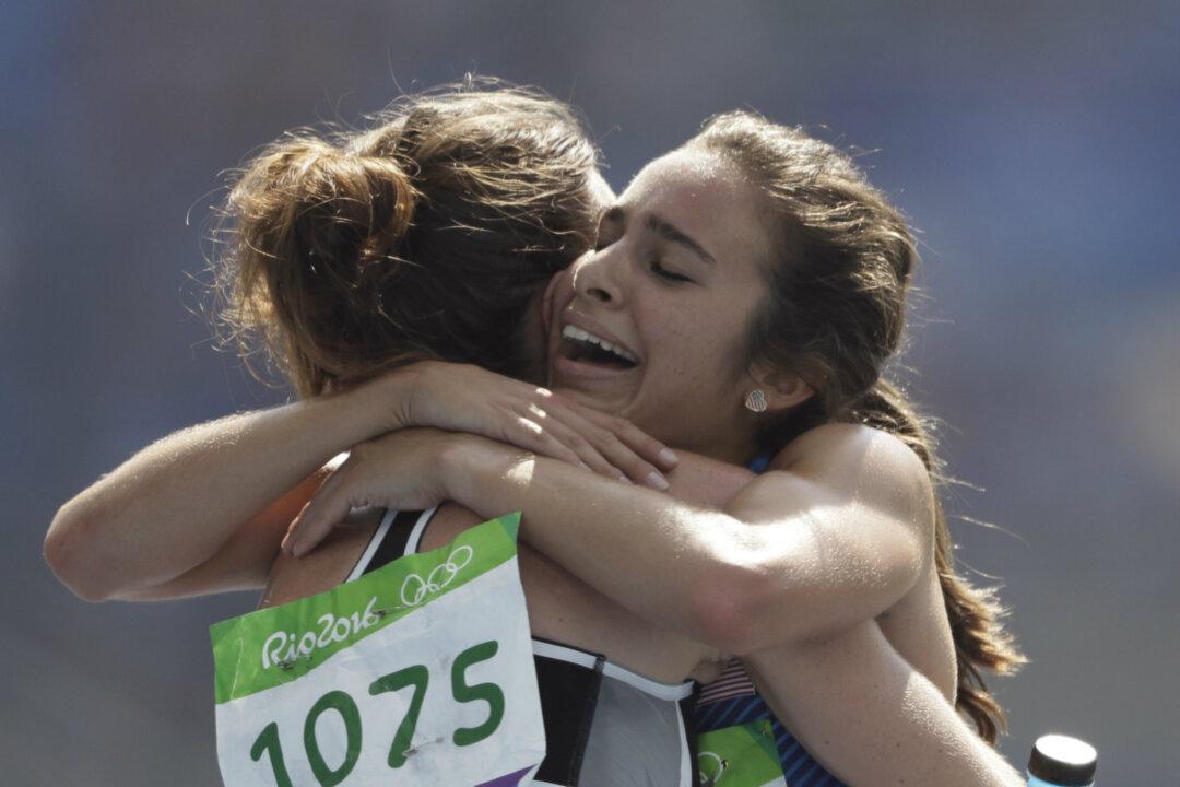 Runner Who Helped Opponent Hurts Knee, Won’t Return to Olympics