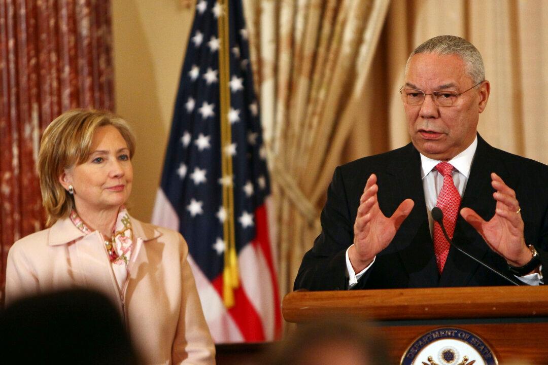 Colin Powell Says Clinton Trying to Pin Her Use of Private Email Server on Him