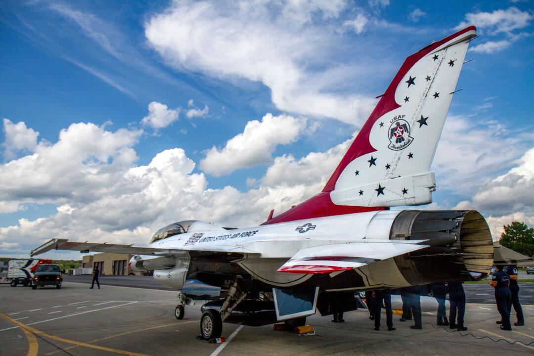 Thunderbirds Headline the 2016 New York Air Show