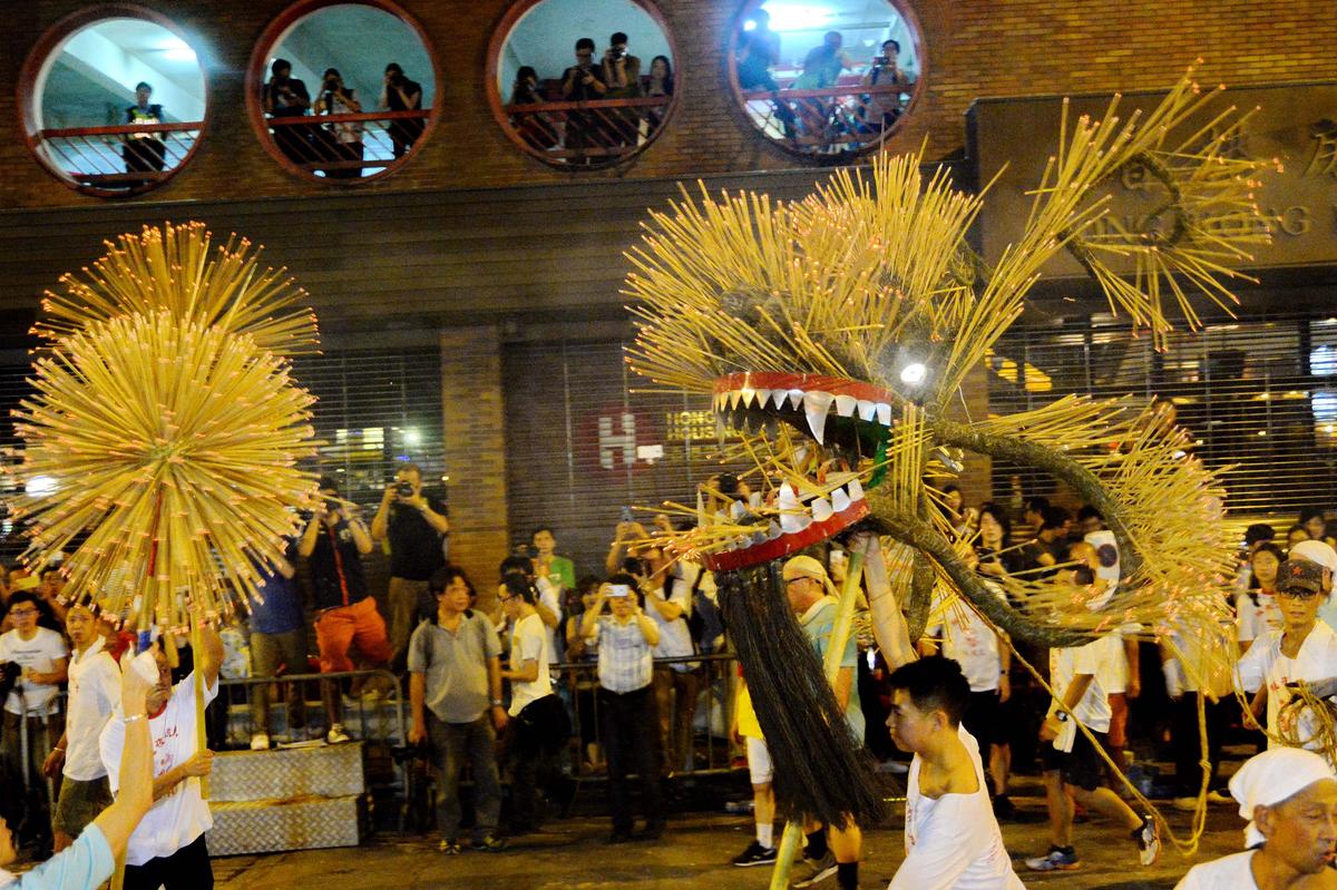 Traditional Fire Dragon Dance Brings Back Mid-Autumn Festival Spirit