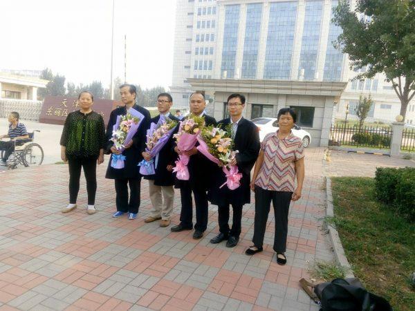 (2nd L-2nd R) Chinese human rights lawyers Zhang Zanning, Chang Boyang, Yu Wensheng, and Zhang Keke pose with the mothers of Falun Gong practitioners Zhou Xiangyang and Li Shanshan outside Tianjin Dongli People’s Court in China on Sept. 13, 2016. (Epoch Times)