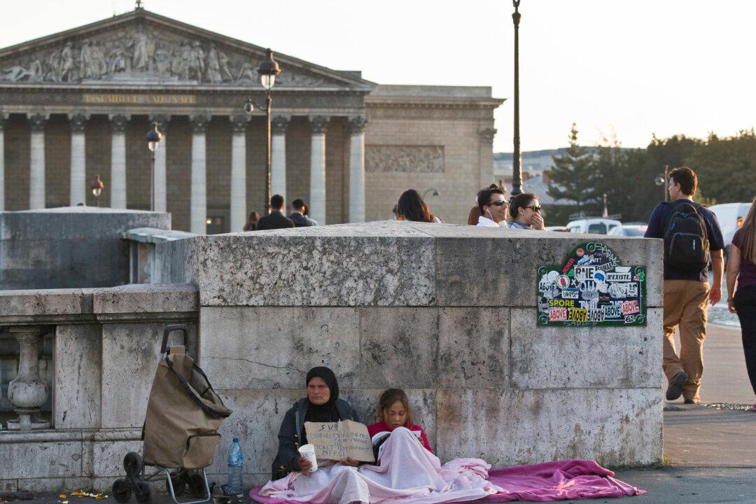 French President Vows to Shut Down Unacceptable Calais Camp