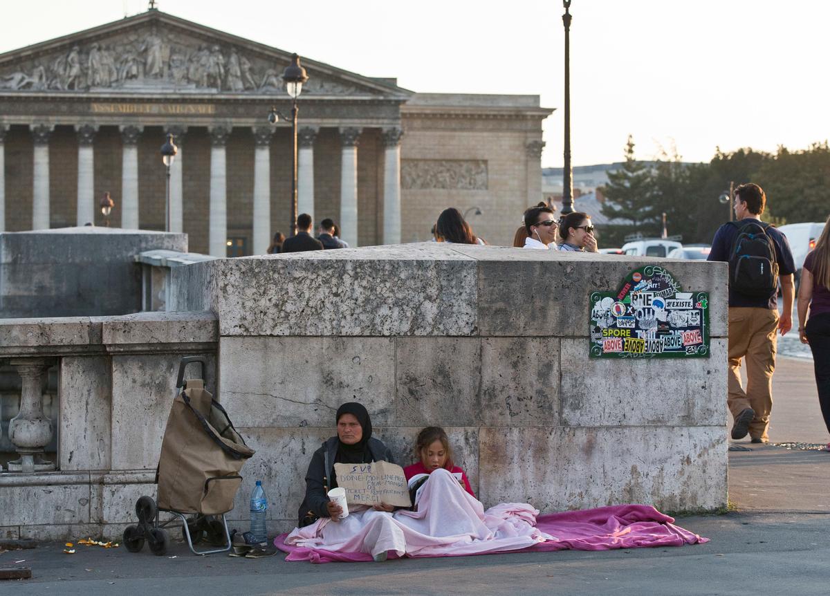 French President Vows to Shut Down Unacceptable Calais Camp