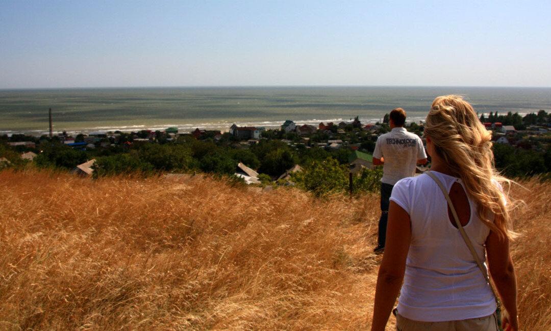 A War on Their Doorstep, Ukrainian Millennials Enjoy a Night Out in a Front-Line City