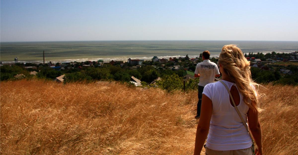 A War on Their Doorstep, Ukrainian Millennials Enjoy a Night Out in a Front-Line City