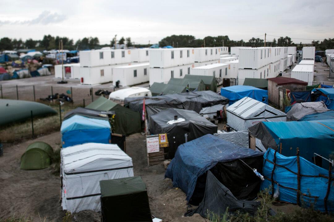 Calais Migrant Camp to Be Razed by Year-End: Hollande
