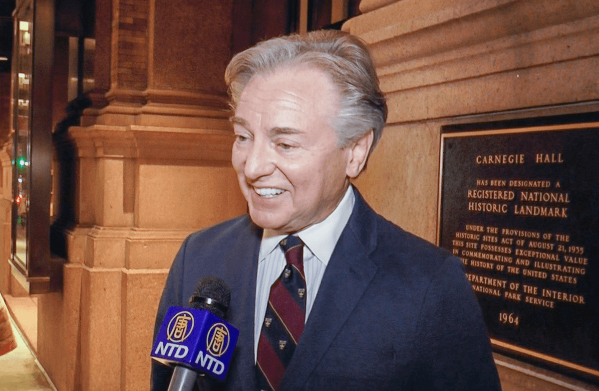Prominent Interior-Designer Geoffrey Bradfield Says Shen Yun Soprano’s Voice ‘Out of This World’