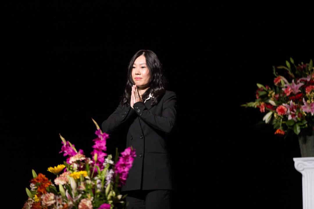 Falun Gong Practitioners Compare Notes About Ending Persecution