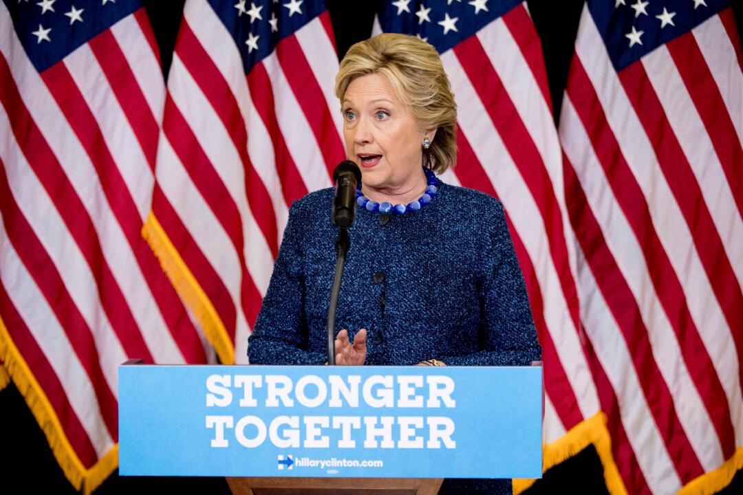 Clinton Seeks to Use New FBI Inquiry as Galvanizing Force