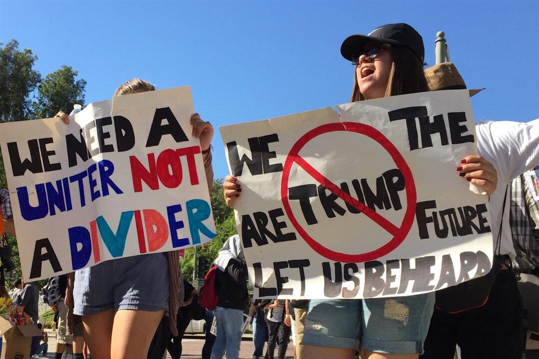 LA Unified Board Votes to Support Immigrant Students