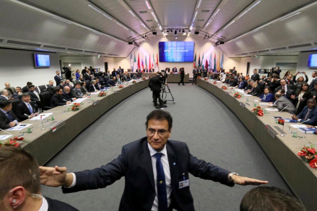 OPEC Agrees to Cut Output in Bid to Push up Oil Price