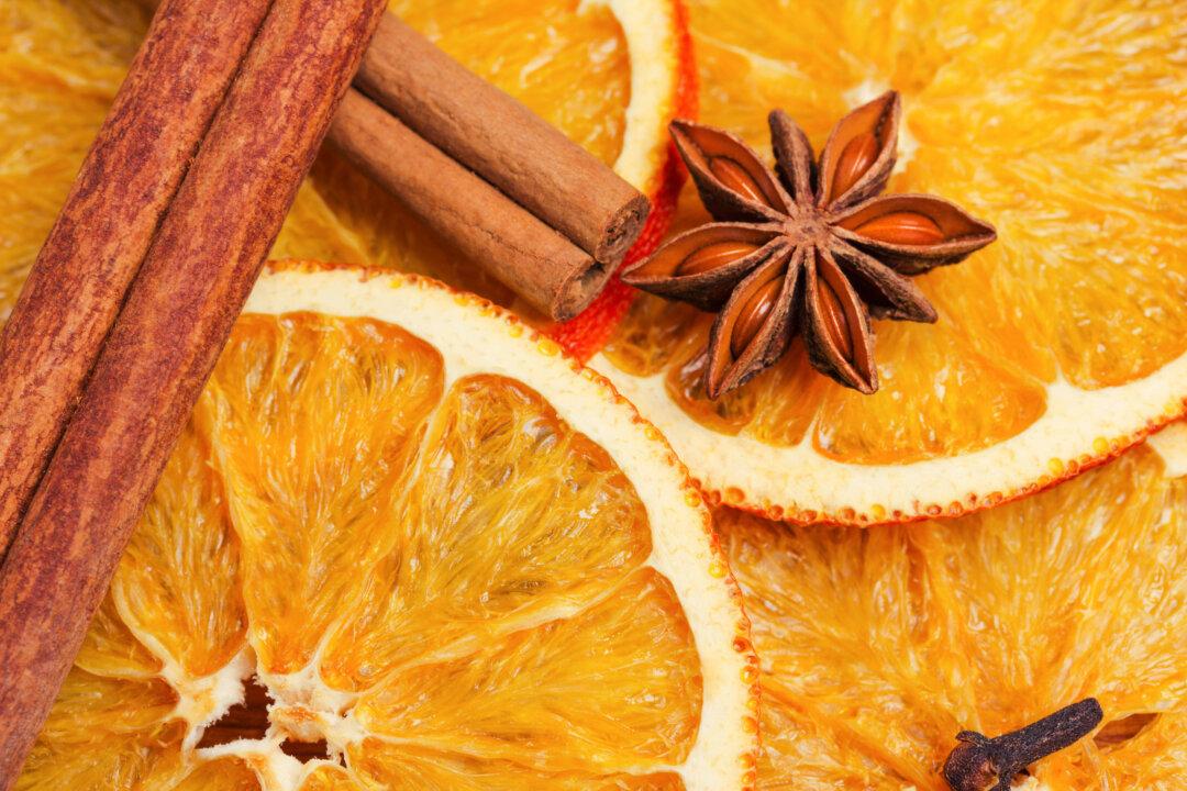 9 Natural Ways to Make Your Home Smell Amazing This Holiday Season