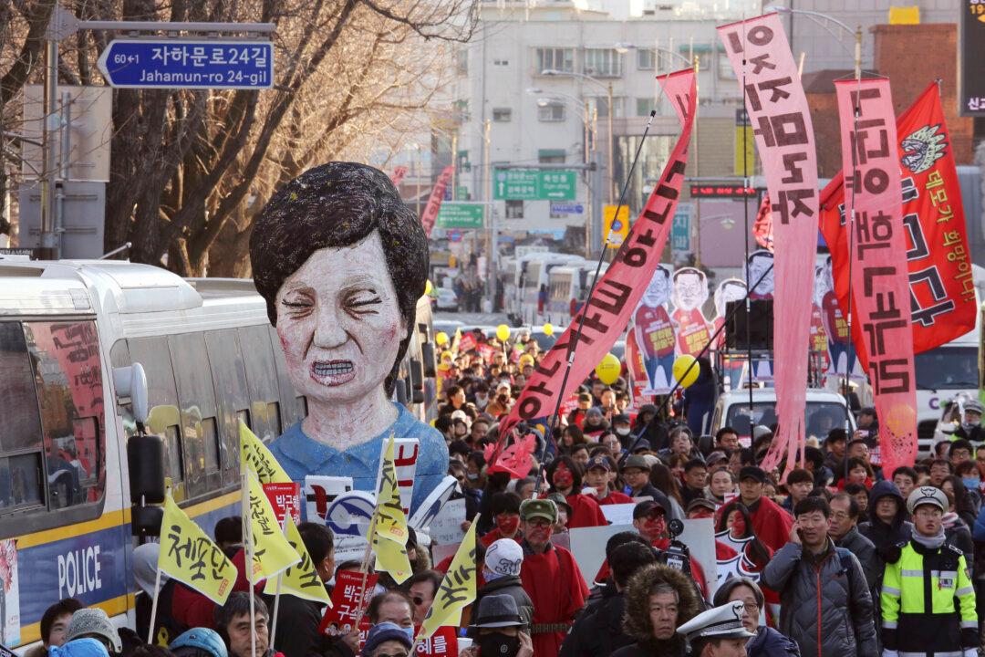 After Weeks of Protests, Crowds Celebrate Park’s Impeachment