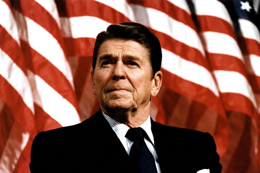 Americans Should Play ‘Game of Chess,’ Not Game of Money, in Competition With China: Reagan Admin Official