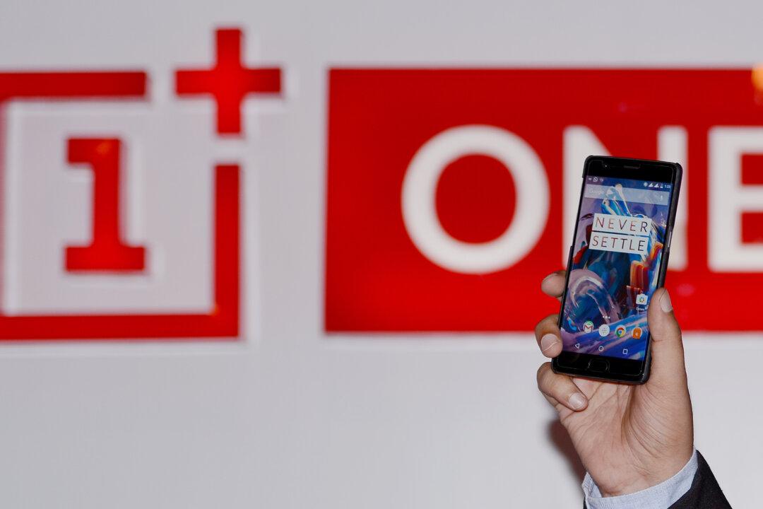 Oppo and Vivo Go ‘Old School’ to Topple Xiaomi, Apple in China