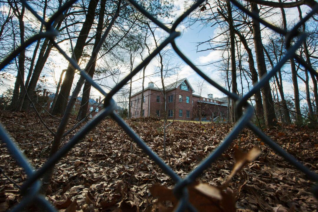 US Shuts 2 Russian Compounds