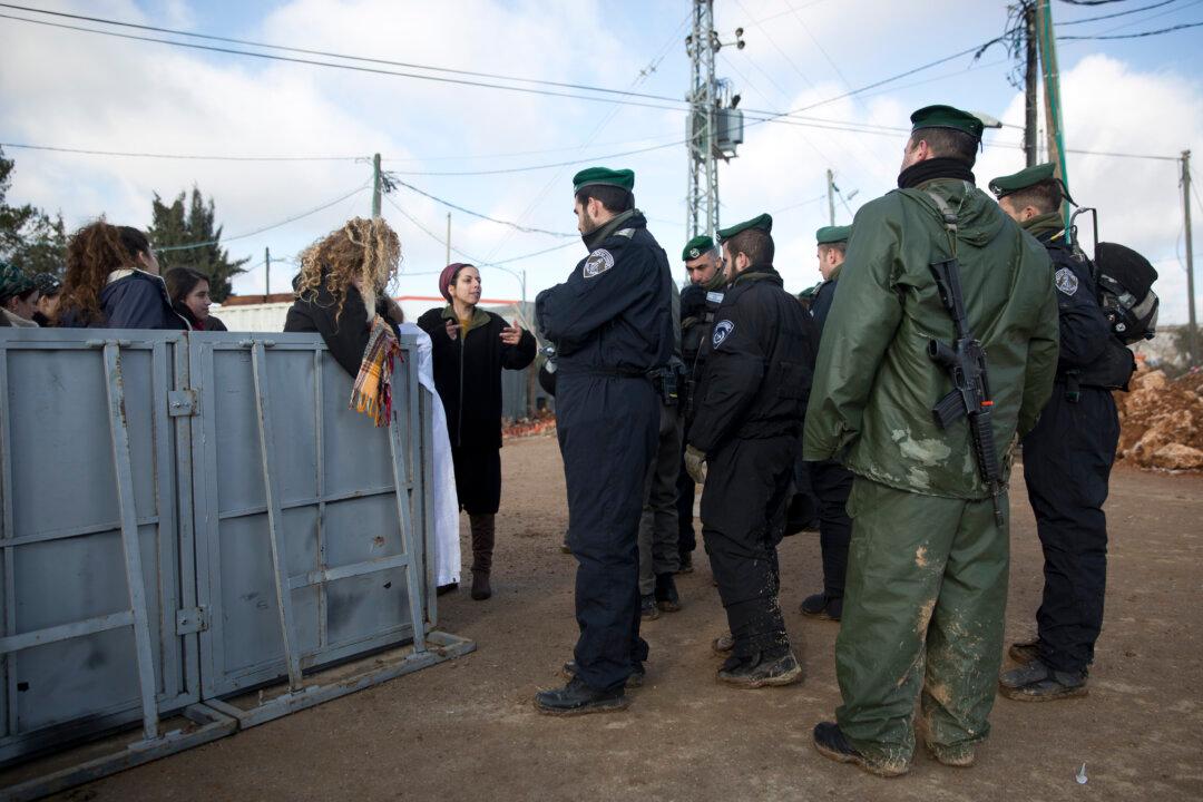 Israeli Forces Begin Evacuation of West Bank Outpost