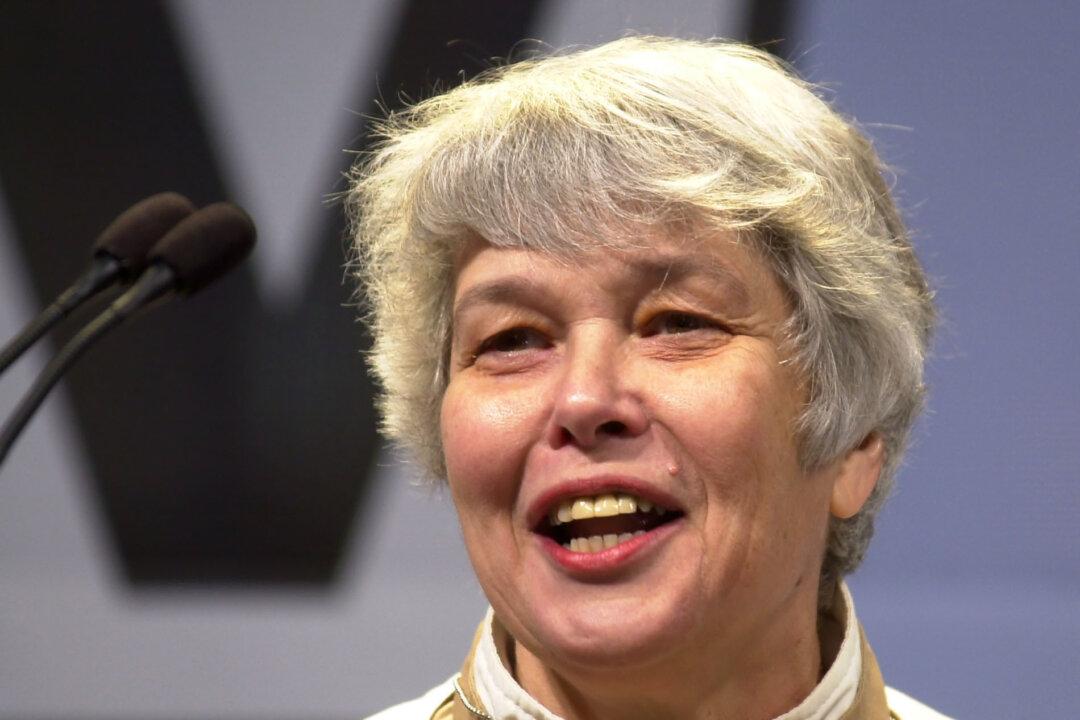 Two Days After Mary Tyler Moore’s Death, Artist Who Cast Her Sculpture Dies