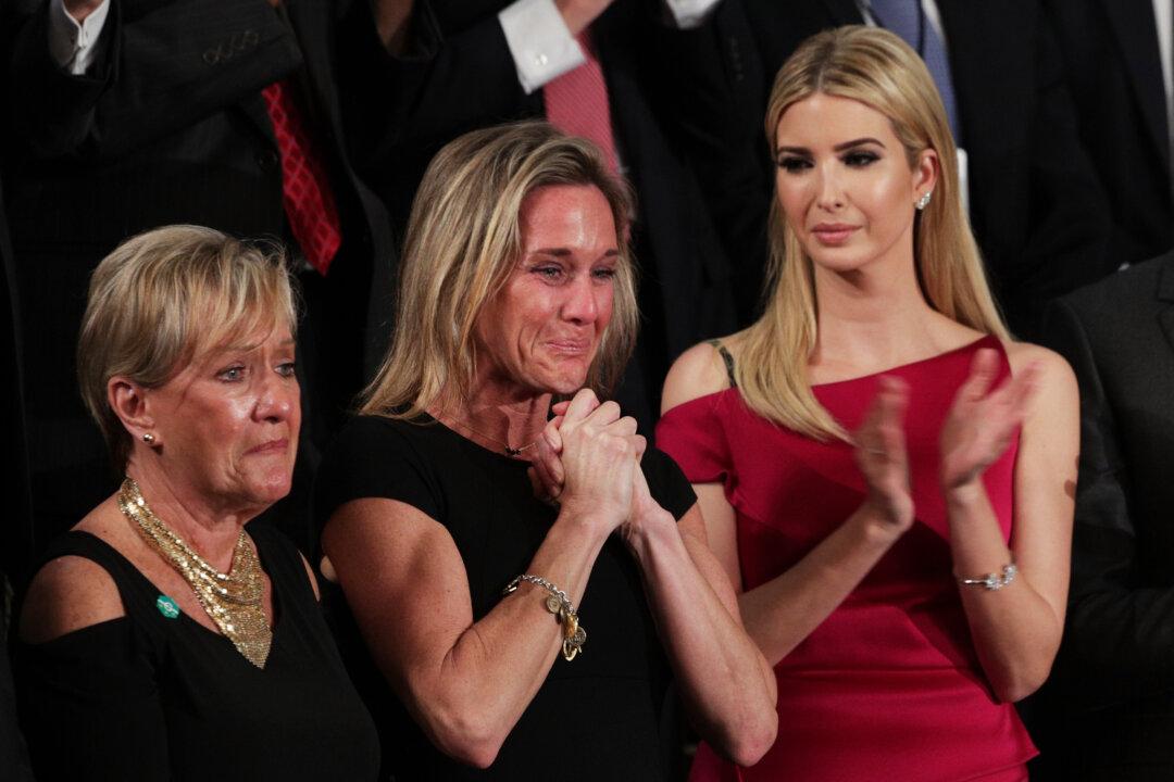 Military Widow Unites Congress in Emotional Standing Ovation During Trump’s Speech