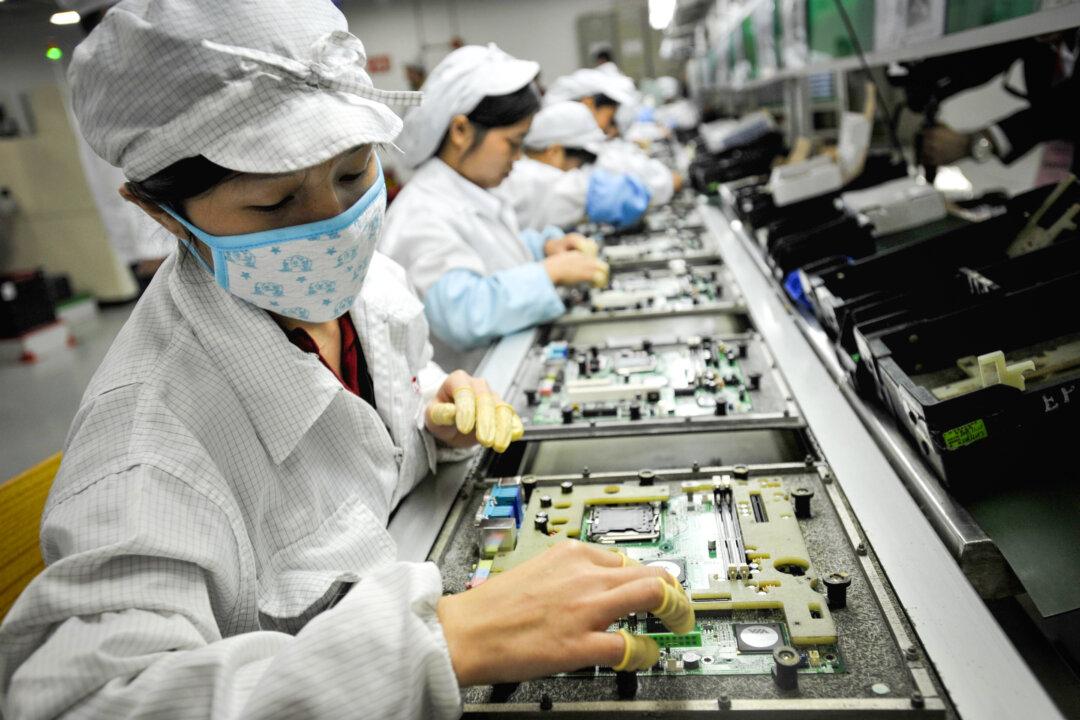 Apple Supplier Foxconn Signals Revenue Decline in 2022