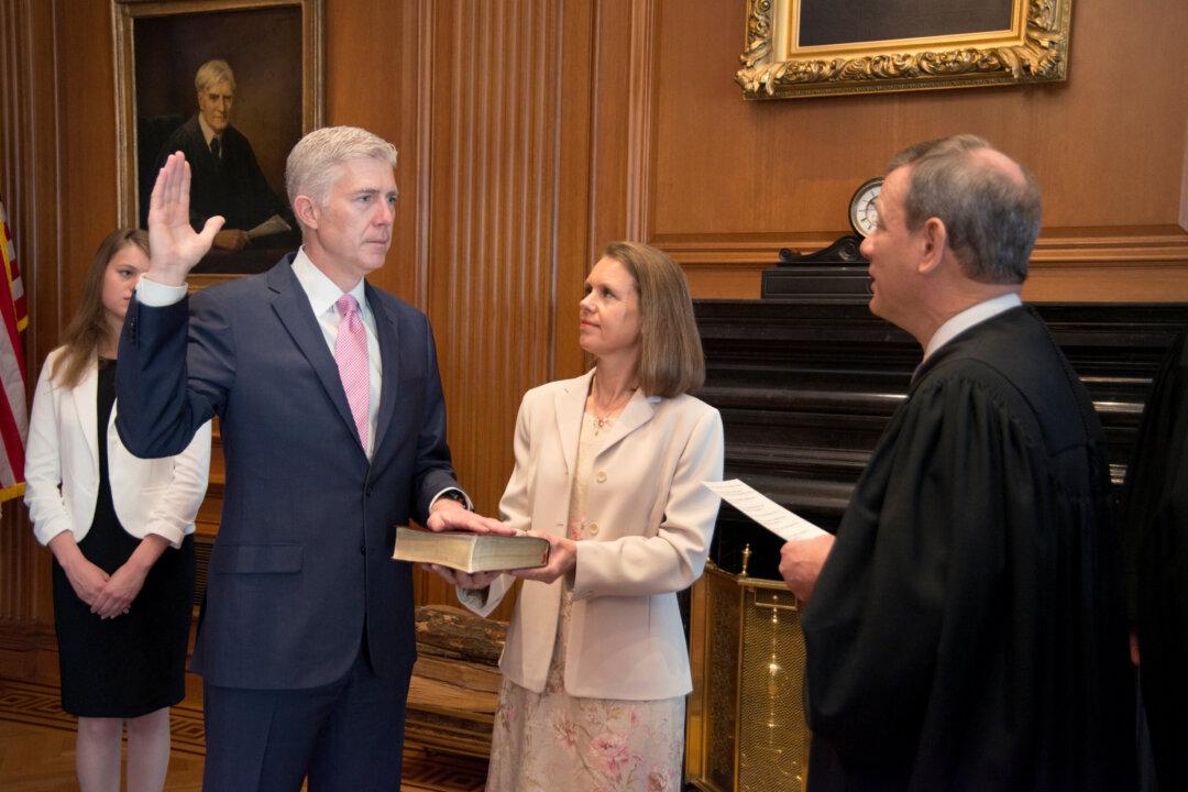 Trump’s Supreme Court Justice Pick Gorsuch Sworn In