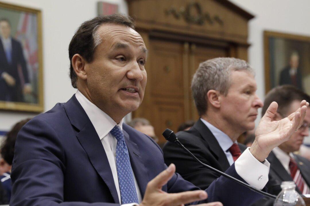 United CEO Apologizes to Lawmakers After Man Dragged Off Plane