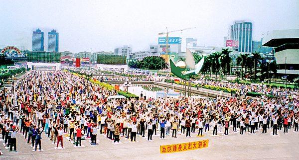 Thousands of Falun Gong practitioners perform one of the practice’s five exercises, the “Falun Standing Stance,” in Guangzhou, southern China, in 1998. (Handout)