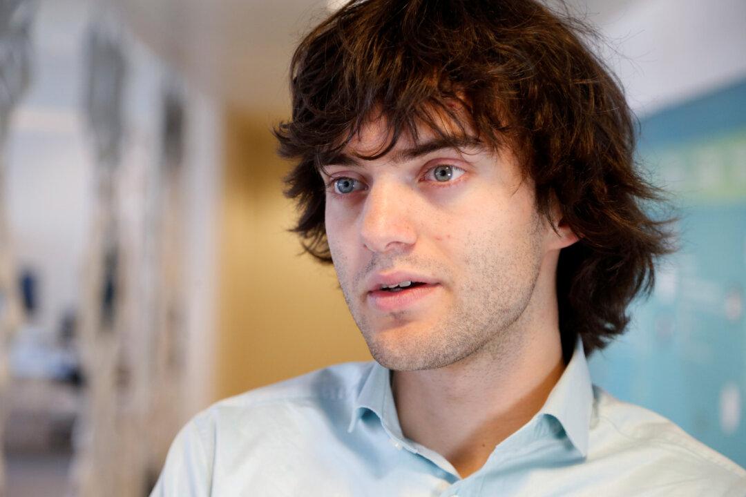 Dutch Inventor Unveils Device to Scoop Plastic From Rivers