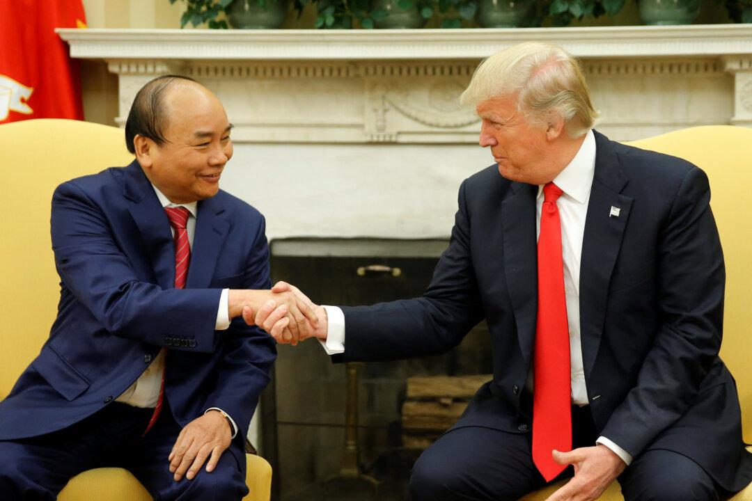 Trump Hails Signing of Deals Worth ‘Billions’ With Vietnam