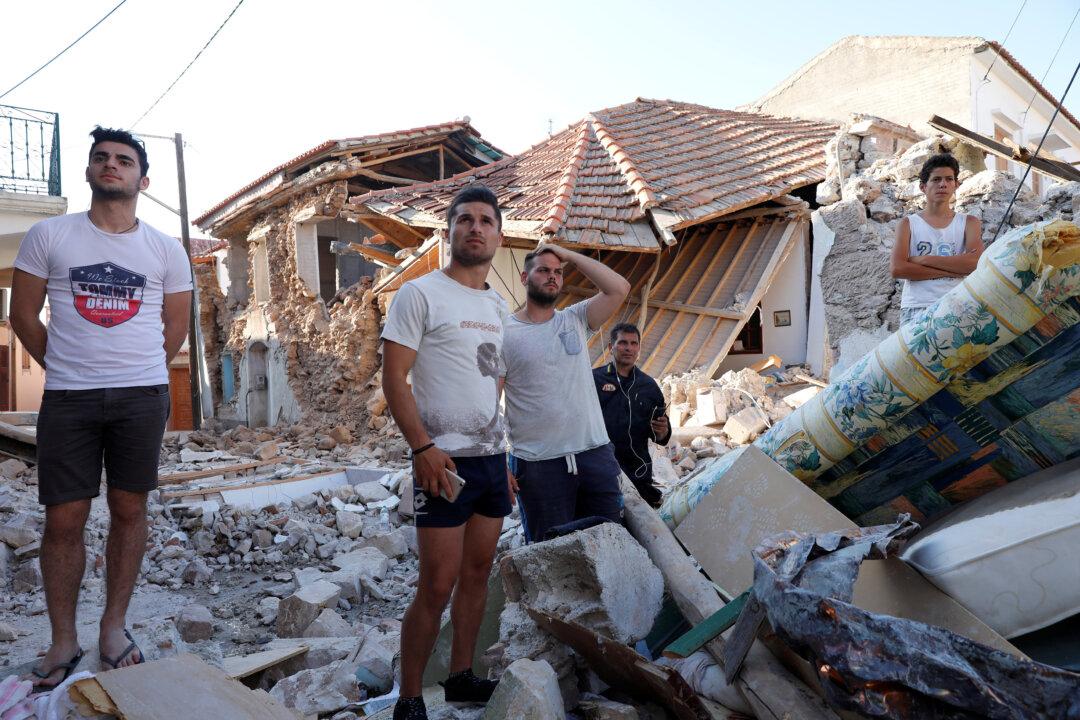 Powerful Quake Shakes Buildings in Greece and Turkey, 1 Dead