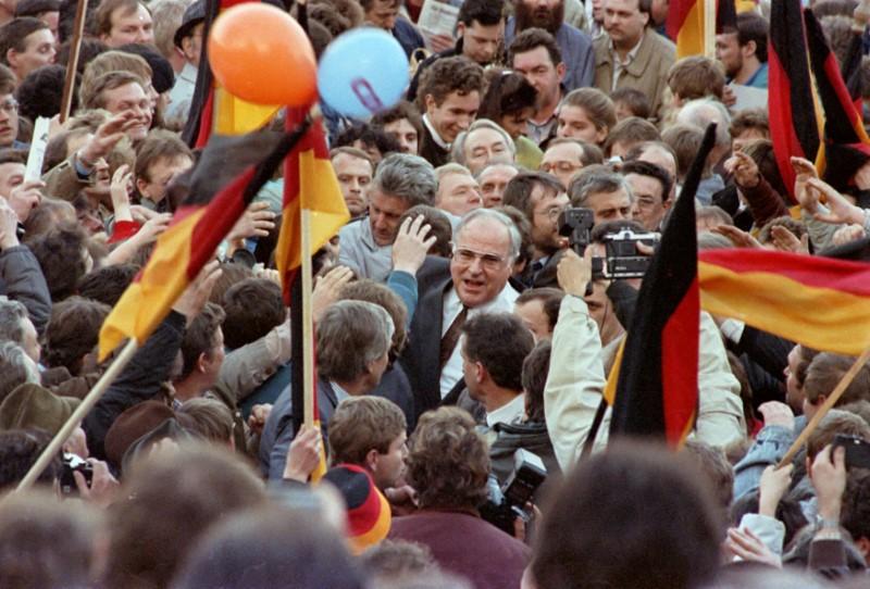 Polish Former President Praises German Former Chancellor Helmut Kohl