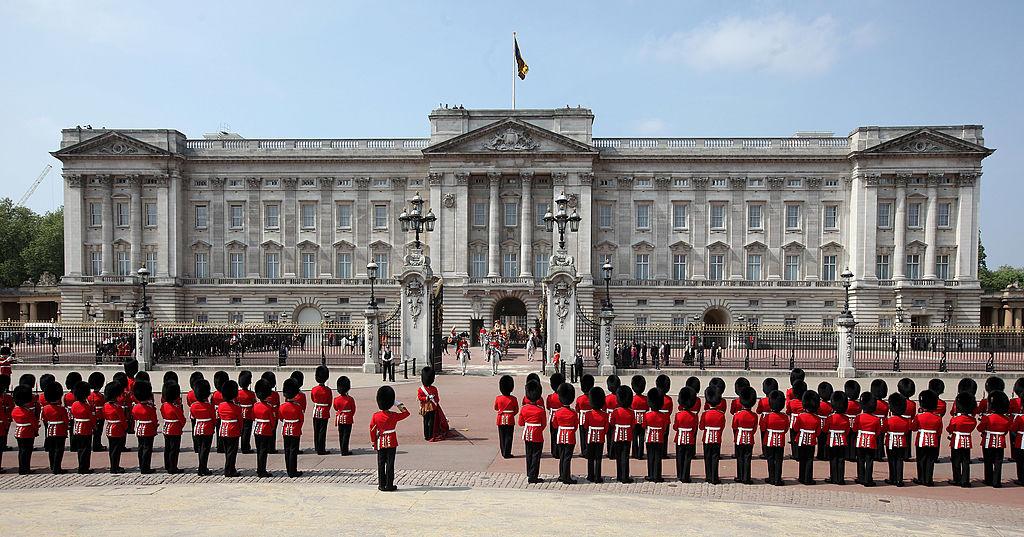 Don’t Touch the Queen’s Guard Soldiers, Video Shows