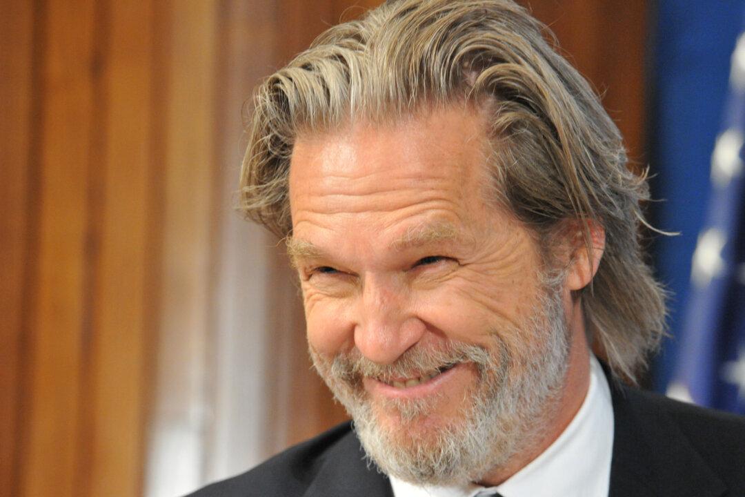 Jeff Bridges ‘Rooting for Trump to Do Well by Our Country’