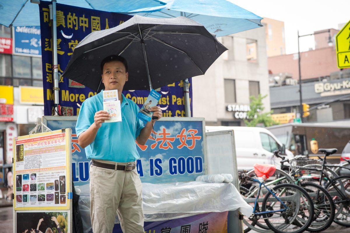 Shao Changyong encourages Chinese people to quit the Chinese Communist Party in Flushing, N.Y., on July 14, 2017. Shao was key in developing a phone-calling initiative in Beijing that automatically dials Chinese citizens to tell them about Falun Gong and the ongoing persecution. Every night, he biked around Beijing with 14 phones in his bag. (The Epoch Times)