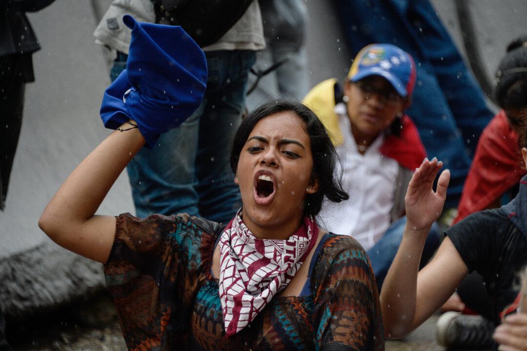 Think Tank Calls for Backing Venezuela’s Resistance