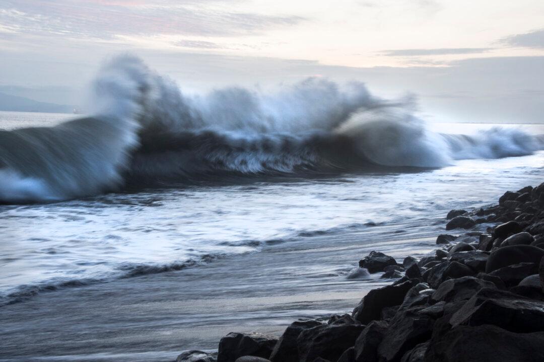 Oregon Girl Dead, Boy Missing After Wave Drags Them out to Sea
