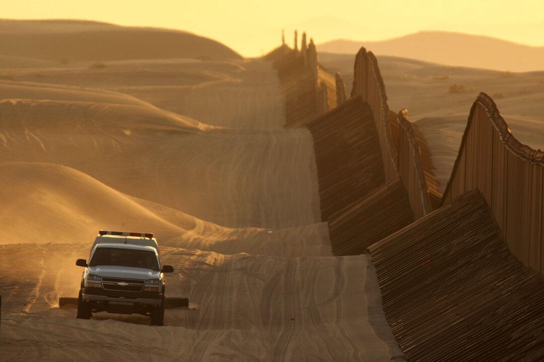 Trump Visits Yuma, Where Border Wall Is ‘Vital’